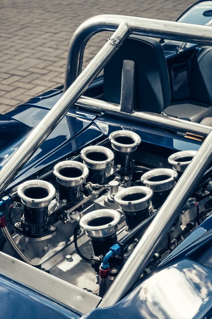 29. Engine details outside 29. Engine details outside